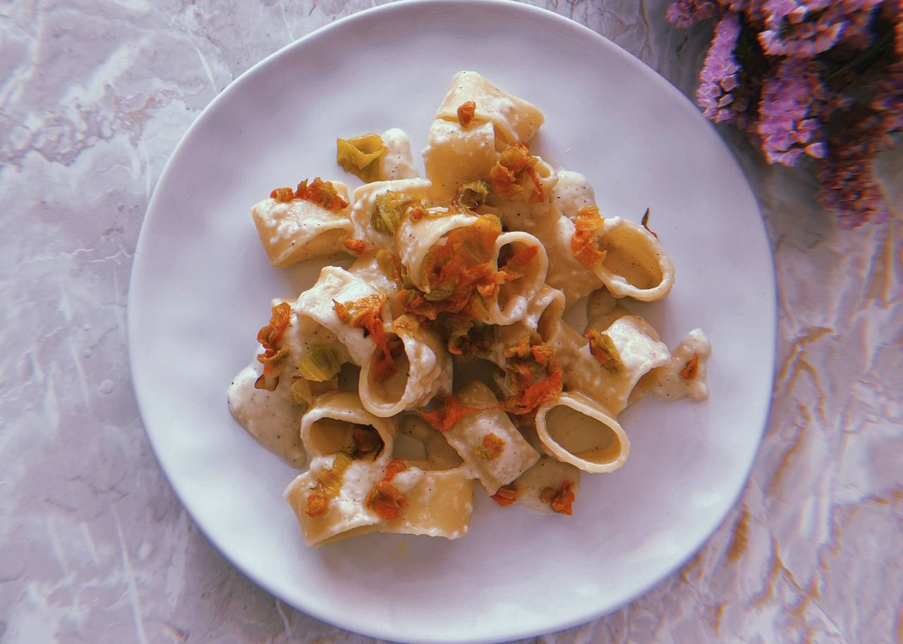 pasta con fiori di zucca e crema al parmigiano