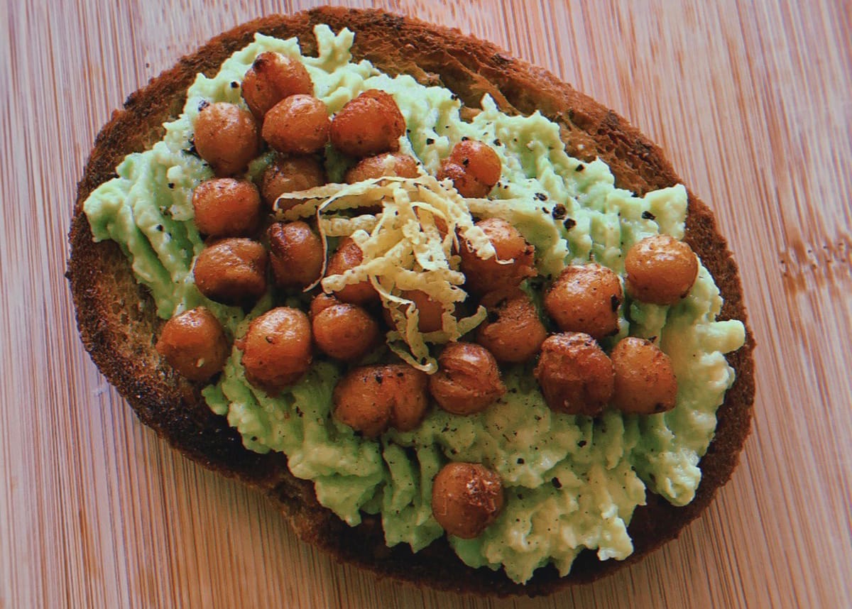 avocado toast con ceci croccanti