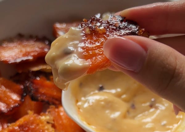 carote in crosta di parmigiano e hot honey mayo