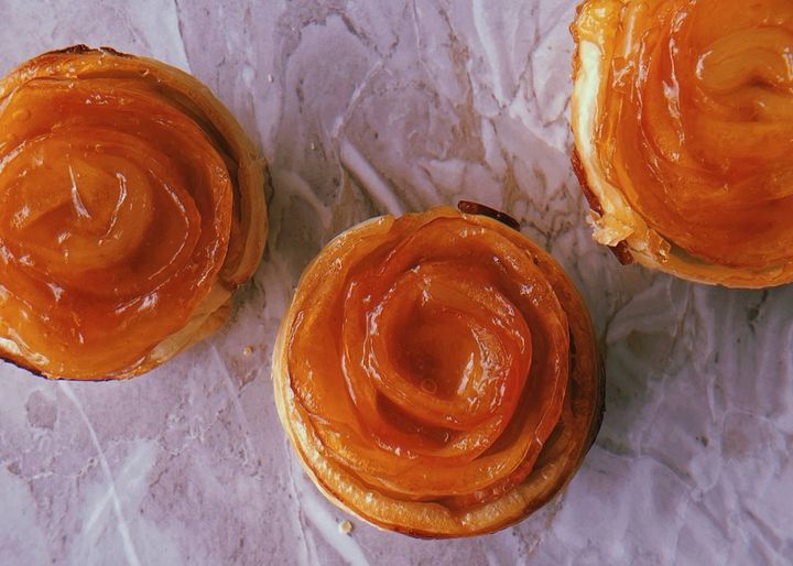 roselline di mela satinate : rose di mela, pasta sfoglia e marmellata